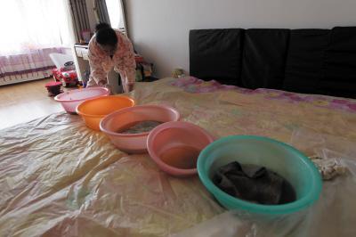洛扎楼上漏水，住户失联，小区没物管，业主维权难！律师来支招……